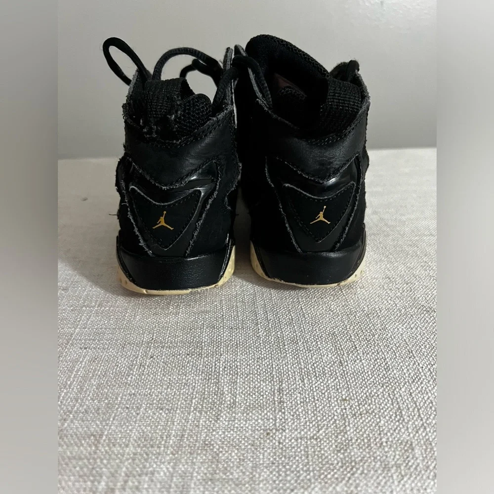 ✨Nike‎ Jordan True Flight youth size 3 Black and gold.